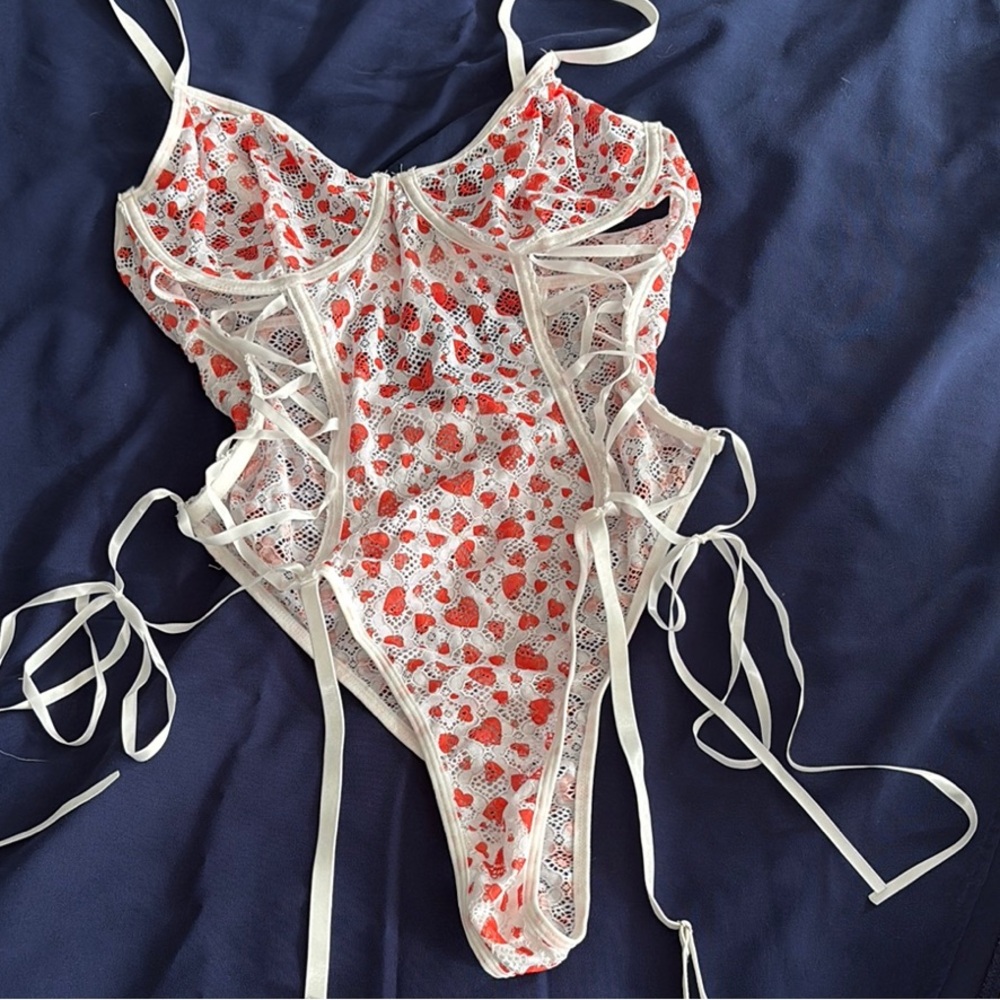 NEW: ❤️ Heart Lace Bodysuit with Ribbons and stockings clips (12/xl)